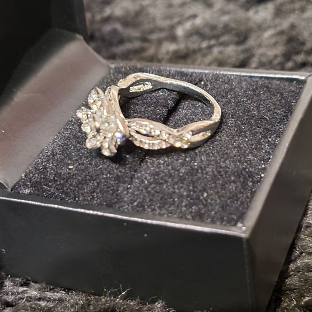 Sparkling Flower Ring - Picture 8 of 9